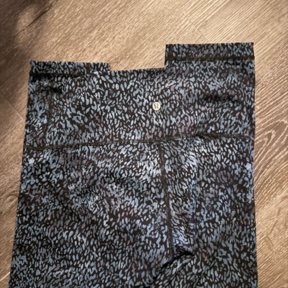 Lululemon leggings size 10 high rise Black and Blue Patterned Leggings - Picture 5 of 6